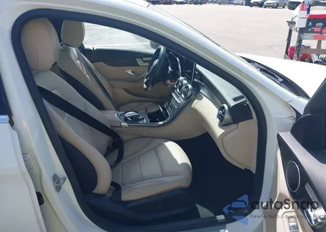 2016 Mercedes-Benz C 300 z USA, uszkodzony, nr VIN 55SWF4JB4GU150610